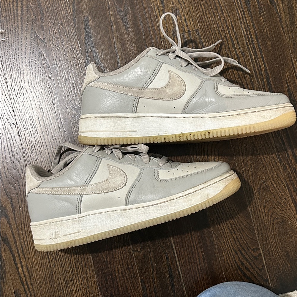 Nike Air Force 1 leather-suede gray, light gray, white big boys 7Y Sneaker
